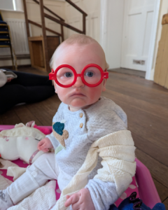 when do babies recognise familiar faces